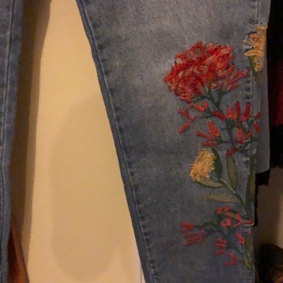 ZARA | Floral embroidered, basic denim - Picture 5 of 5